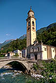 Val Bregaglia - Piuro, la chiesa barocca dedicata a S. Maria Assunta col suo alto campanile sul ponte sul Mera. 